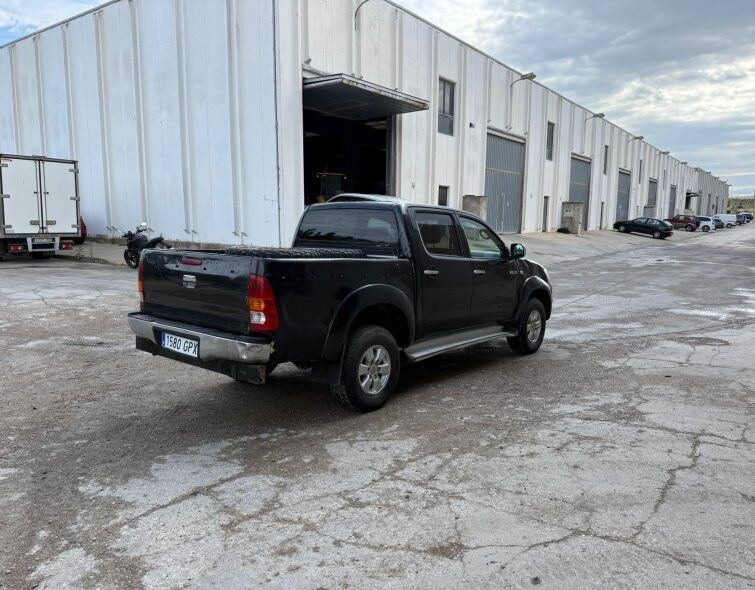 TOYOTA  HILUX